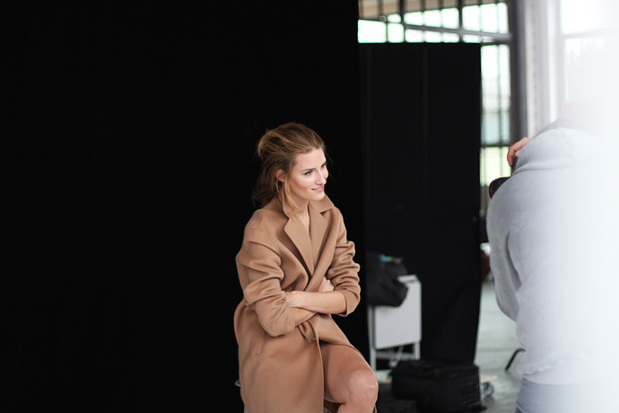 Historicky první česká vítězka světové soutěže Elite Model Look a celosvětově uznávaná modelka trvale žijící v New Yorku pro Premium Fashion Brands 30. listopadu nafotila sérii nadčasových fotografií, které bude společnost ve svých kampaních používat minimálně následující rok.