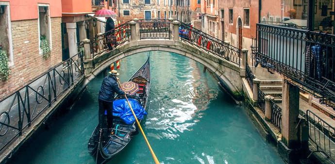 6. Romantická dovolená. Možná se později ukáže, že váš partner nebyl ten pravý. Ale na dovolenou, během které jste téměř nevyšli z hotelu, budete vzpomínat až do konce života.