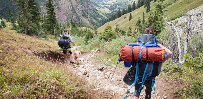 9. Drsná tůra. Vezměte si jen ty nejnutnější věci. Spěte v různých turistických noclehárnách. Vydržte nějakou dobu bez sprchy.