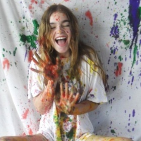 1. Zahrajte si na umělce. Budete k tomu potřebovat libovolné barvy a bílý papír (nebo zdi!). Postup je jednoduchý – namočte náčiní do barvy a… stříkejte!