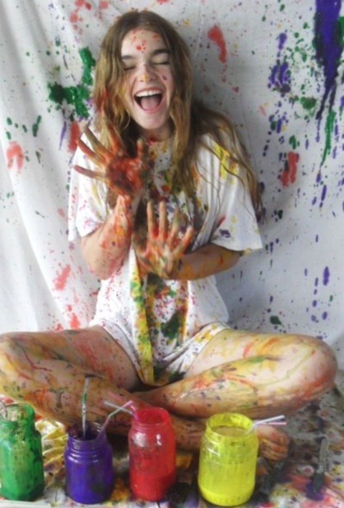 1. Zahrajte si na umělce. Budete k tomu potřebovat libovolné barvy a bílý papír (nebo zdi!). Postup je jednoduchý – namočte náčiní do barvy a… stříkejte!