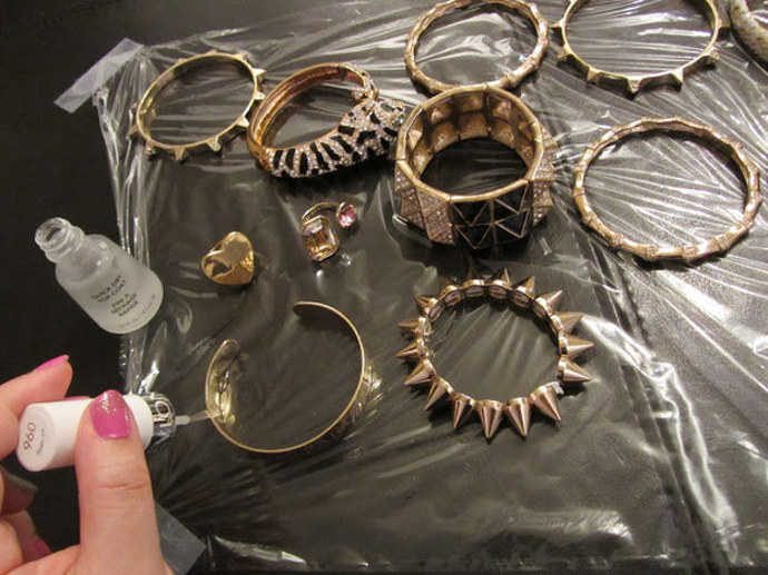 2. Potřete svou bižuterii průhledným lakem na nehty. Odolá známkám běžného nošení.