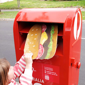 3. Pošlete přátelům daleko od vás pohlednici. Vyberte vtipnou nebo zajděte do antikvariátu a najděte nějakou s příběhem. Budete mít ze sebe skvělý pocit.