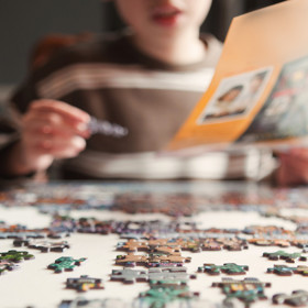 5. Skládejte puzzle. Pamatujete na to potěšení, kdy se pře vámi objevil obraz a tisíc a jeden puzzle k tomu? Do jejich skládání se okamžitě ponoříte. Že zapomenete na čas.