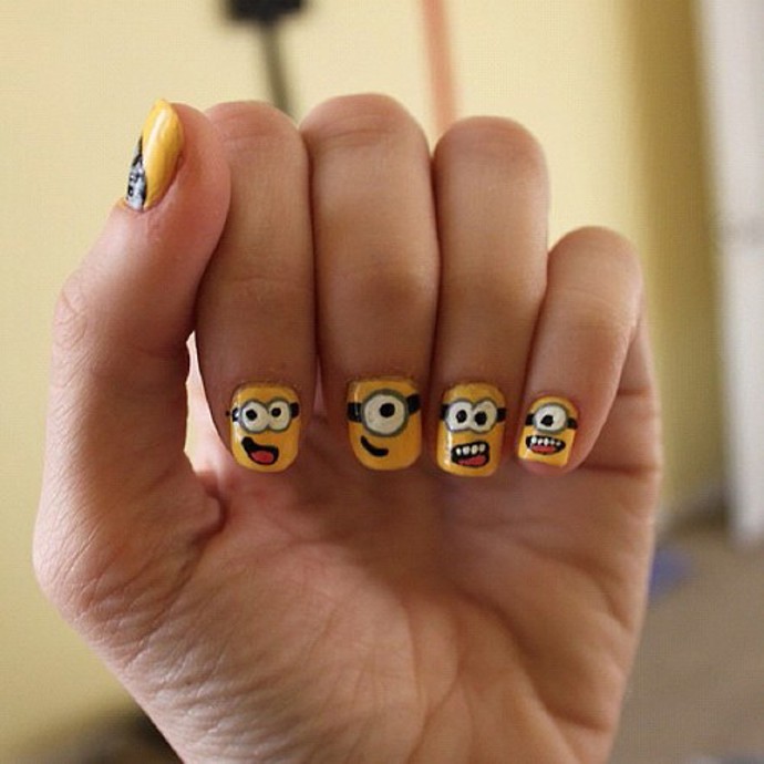 6. Proměňte své nehty v dechberoucí podívanou. Budete potřebovat barevné laky a fantazii.