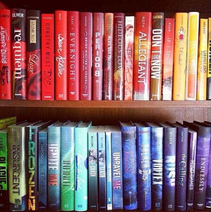 11. Přeskládejte své knihy. Měli jste je doposud seřazené podle abecedy? Všechny vytáhněte a seřaďte je podle barvy. Nebo velikosti. I malá změna propůjčí vašemu pokoji nový rozměr.