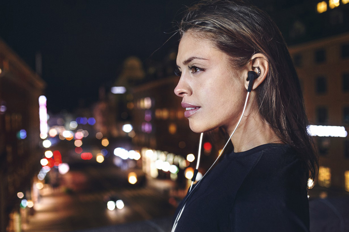 15. Stáhněte si oblíbený podcast nebo audioknihu a dejte si dlouhou procházku. Dvě mouchy jednou ranou – vzděláte se a ještě uděláte něco pro své zdraví.