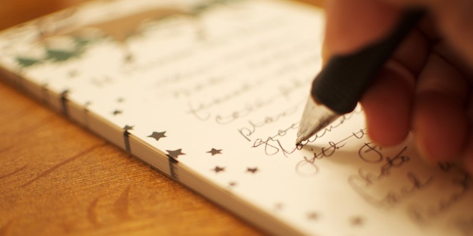 17. Dělejte seznamy. Není nic uspokojivějšího než udělat seznam a pak ho odškrtávat. Pohled na zvládnuté aktivity probouzí hormony štěstí. Nemusíte se omezovat jen na nákupní seznamy. Sepište své dlouhodobé cíle nebo si vytvořte „záchranný“ seznam činností pro nudné chvíle. Inspiraci najdete v předchozích slidech.