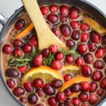 1. Brusinkové a skořicové potpourri. Brusinky voní mnohem lépe, než si možná myslíte. Zvlášť když k nim přidáte vanilku, skořici, plátkované pomeranče, rozmarýn, muškátový oříšek a mletý hřebíček.