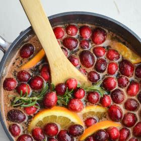 1. Brusinkové a skořicové potpourri. Brusinky voní mnohem lépe, než si možná myslíte. Zvlášť když k nim přidáte vanilku, skořici, plátkované pomeranče, rozmarýn, muškátový oříšek a mletý hřebíček.