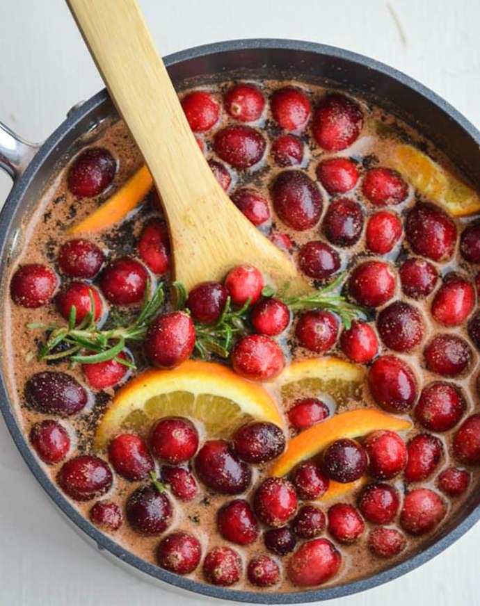 1. Brusinkové a skořicové potpourri. Brusinky voní mnohem lépe, než si možná myslíte. Zvlášť když k nim přidáte vanilku, skořici, plátkované pomeranče, rozmarýn, muškátový oříšek a mletý hřebíček.