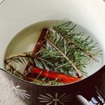 2. Zímní potpourri. Jde o kombinaci skořice, muškátových oříšků (nemletých), hřebíčku, rozmarýnu a jehličí.