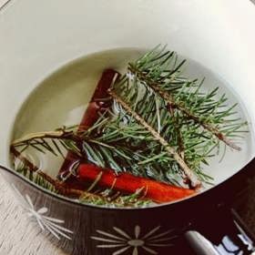 2. Zímní potpourri. Jde o kombinaci skořice, muškátových oříšků (nemletých), hřebíčku, rozmarýnu a jehličí.