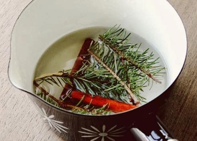 2. Zímní potpourri. Jde o kombinaci skořice, muškátových oříšků (nemletých), hřebíčku, rozmarýnu a jehličí.