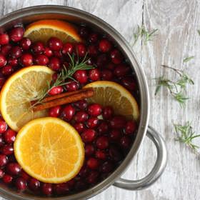 3. Klasické vánoční potpourri. Obsahuje skořici, pomeranč, muškátový oříšek, hřebíček, brusinky a snítku rozmarýnu.