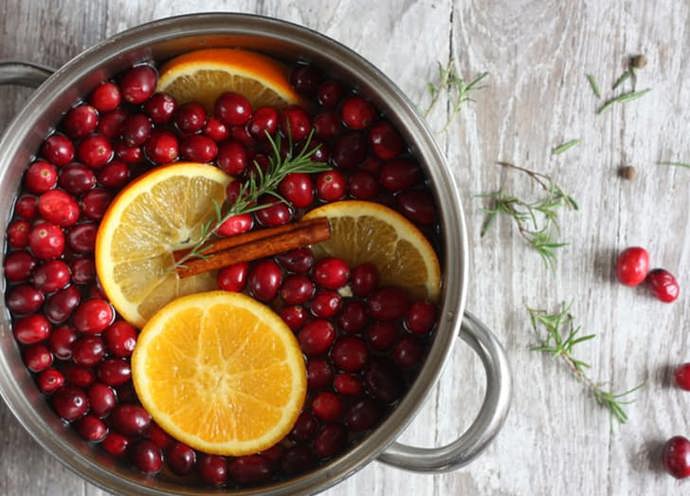 3. Klasické vánoční potpourri. Obsahuje skořici, pomeranč, muškátový oříšek, hřebíček, brusinky a snítku rozmarýnu.