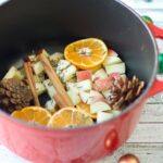 4. Dovolenkové potpourri. Do této směsi kromě skořice a pomeranče patří i jablka, rozmarýn a šišky.