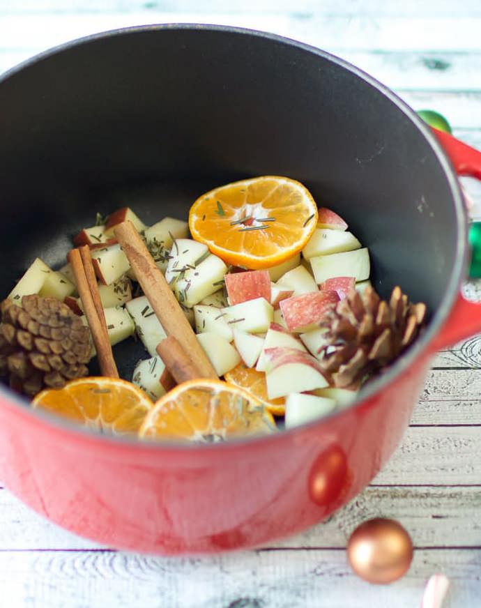 4. Dovolenkové potpourri. Do této směsi kromě skořice a pomeranče patří i jablka, rozmarýn a šišky.