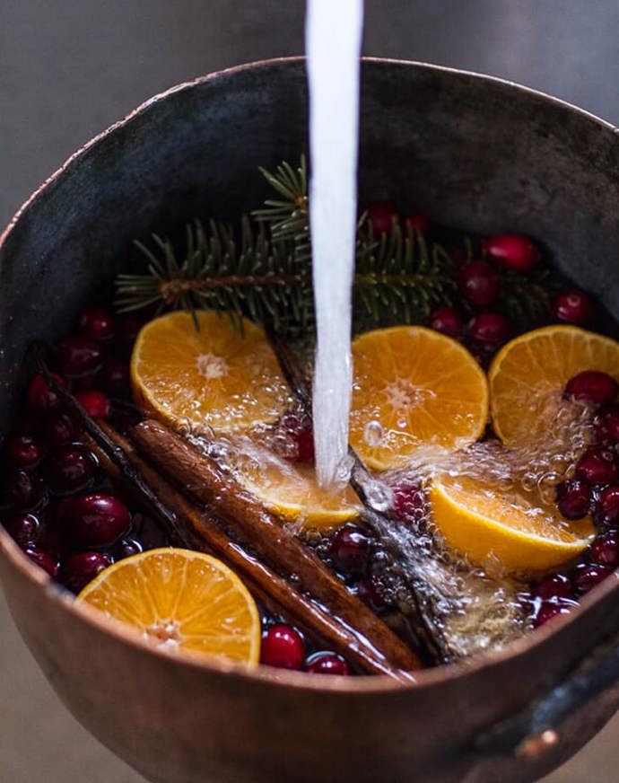 7. Klasické vánoční potpourri II. Tentokrát budete potřebovat brusinky, mandarinky, skořici, badyán (nepovinný), zázvor, vanilku a vanilkový extrakt, hřebíček jablečný mošt a borovicové větvičky.