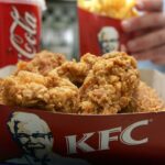 Na Twitteru a Facebooku se celkem nepřekvapivě spustila vlna nadšení – stovky lidí touží své letošní Vánoce provonět mixem rozpáleného oleje a kuřecího.