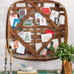 4. Vymyslete nějaký originální způsob, jak si doma vystavit vánoční pohlednice.