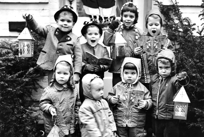 17. Překvapte sousedy tím, že k nim vyrazíte na koledu.