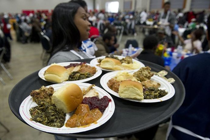 20. Běžte servírovat jídlo do místního útulku pro bezdomovce.