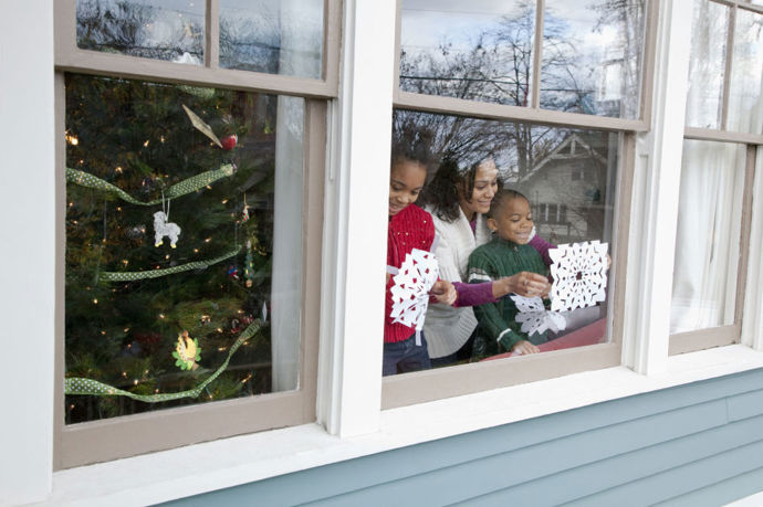 21. Ozdobte okna papírovými vločkami.