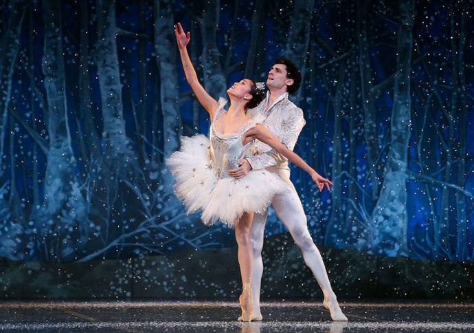 23. Zajděte si na balet (například na Louskáčka).