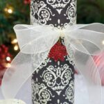 Černobílá dóza s červenou vločkou vypadá velmi elegantně.