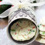 Sušenky samozřejmě musí být tak velké, aby se vešly dovnitř.