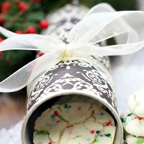 Sušenky samozřejmě musí být tak velké, aby se vešly dovnitř.