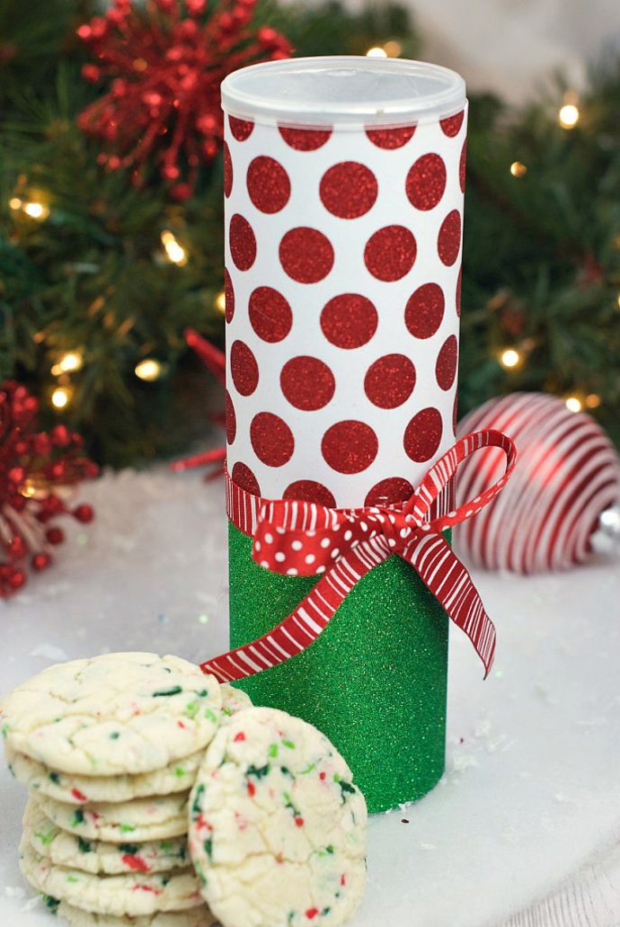 Můžete použít i víc typů dekoračních papírů a každou půlku či třetinu dózy udělat úplně jinak.