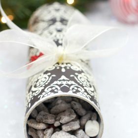 Kromě sušenek lze do dóz samozřejmě dávat i jiné pochutiny. Třeba perníčky.