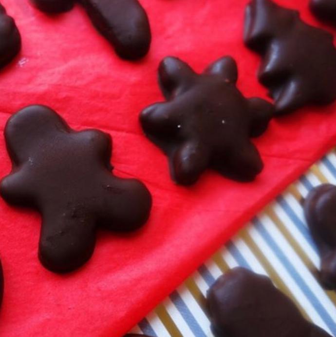 Všechny ingredience, včetně kokosové mouky nebo té z hnědé rýže, seženete na internetu nebo v obchodech pro celiaky.