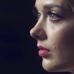 1. Prolévala za vás slzy. Když zjistila, že je těhotná. Když vás rodila. Když vás poprvé držela v náručí nebo jste byli nemocní. Plakala štěstím, ale i bolestí. A pláče dodnes. Mateřský pud je extrémně silný a pomyslná pupeční šňůra vás spojuje navždy.