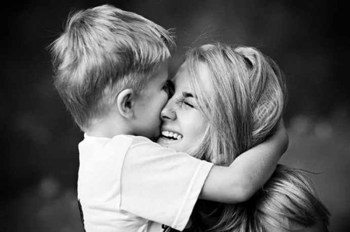 5. Ví, že není dokonalá. Dodneška si spoustu věcí neodpustila, a kdyby mohla, vrátila by čas zpátky. Vždycky ale dělala všechno s tím nejlepším úmyslem. Mnoho hádek mezi vámi pramenilo z potřeby vás chránit. Nemějte jí to za zlé.