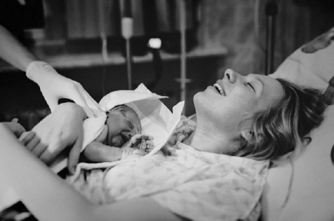 6. Sledovala vás, jak spíte. Byli jste hluční. Moc hluční. Tma se vám nelíbila a mstili jste se za ni, co to šlo. Kdykoliv vás vaše matka uspala, cítila se jako šampion maratonu. I přes neskutečnou únavu si ale nikdy nenechala ujít ten překrásný výjev před očima. Tu nevinnost ve vaší tváři, když jste se toulali v říši snů. Byl to ten nejblaženější pohled.