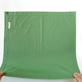 Nejprve ubrousek přeložíme na polovinu.