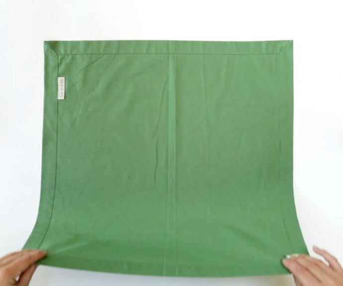 Nejprve ubrousek přeložíme na polovinu.