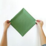 Ubrousek přetočíme tak, aby směřoval rohem dolů (přehnutá část bude vpravo nahoře).