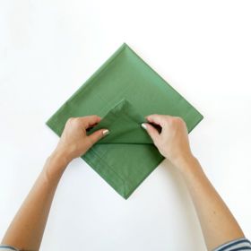 Postupně přeložíme všechny rohy nahoru.