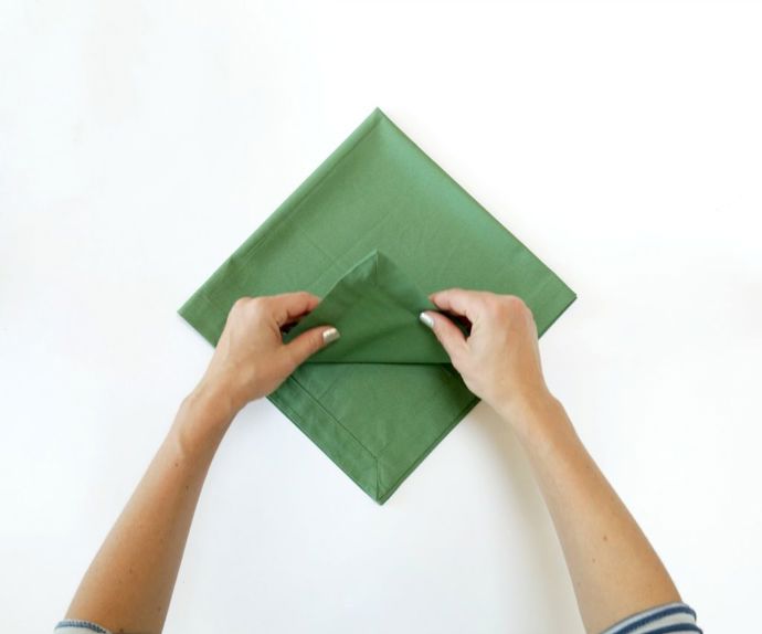 Postupně přeložíme všechny rohy nahoru.