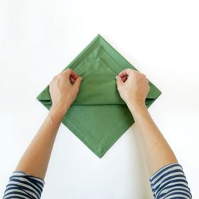 Okouzlující způsob, jak složit ubrousek ke štědrovečerní tabuli