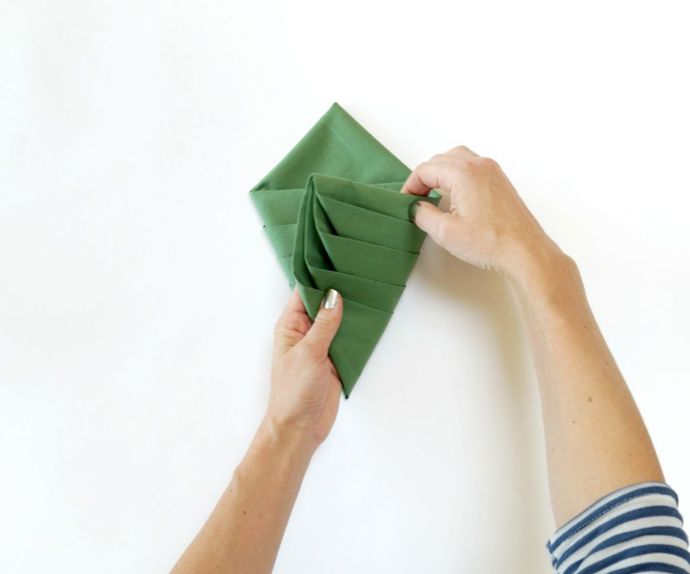 Návod: Jak složit ubrousek ke štědrovečerní tabuli