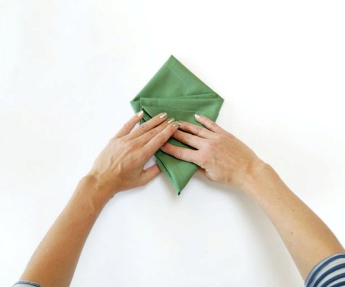 Ubrousek uchopíme na stranách a otočíme ho o 180 stupňů směrem od těla.