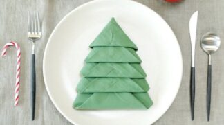 Ubrousky složené do podoby vánočního stromečku se na vašem stole budou báječně vyjímat.