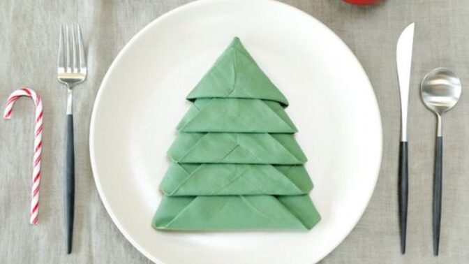 Ubrousky složené do podoby vánočního stromečku se na vašem stole budou báječně vyjímat.