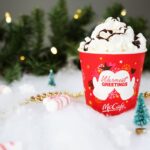 Jako stvořený pro horké kakao nebo kávu s kopcem šlehačky. McCafé, spadající pod fastfoodový řetězec, má nový vánoční kelímek. A už stihl nechvalně nabýt na popularitě...