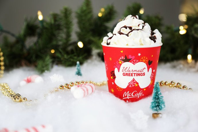 Jako stvořený pro horké kakao nebo kávu s kopcem šlehačky. McCafé, spadající pod fastfoodový řetězec, má nový vánoční kelímek. A už stihl nechvalně nabýt na popularitě...